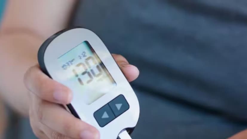 তার বদলে মরসুমের শাক, সবজি এবং ফল খান। ডায়েটে থাকুক ডালিয়া, ওটস ও আটার রুটির মতো ফাইবার সমৃদ্ধ খাবার। ব্যাস, তাহলেই সুস্থ থাকতে পারবেন বলে জানালেন ডাঃ পাল।