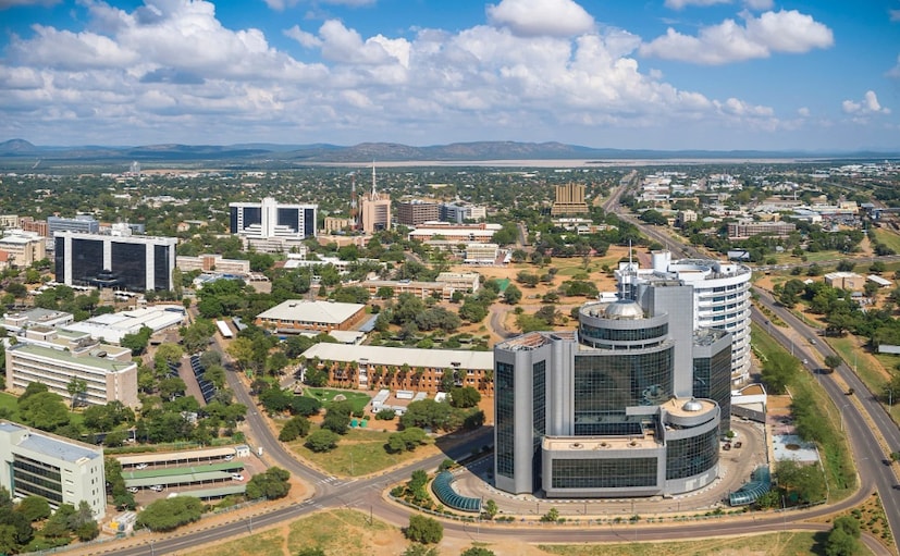 বতসোয়ানাযদিও বতসোয়ানা প্রায়শই তার আঞ্চলিক প্রতিবেশী দেশগুলোর তুলনায় অধিক স্থিতিশীল বলে বিবেচিত হয়, তবুও ক্রমবর্ধমান বৈষম্যের কারণে এটি বিশ্ব সুখের সূচকে নিম্ন অবস্থানে রয়েছে। যদিও এর হিরে শিল্প অর্থনৈতিক প্রবৃদ্ধিকে সমর্থন করেছে, তবে এর সুবিধাগুলো অসমভাবে বণ্টিত হয়েছে। তরুণদের বেকারত্ব একটি বড় সমস্যা এবং গ্রামীণ সম্প্রদায়গুলো সীমিত সুযোগের সম্মুখীন।