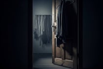 ভুলেও দরজার পিছনে জামাকাপড় ঝোলাবেন না! আর্থিক ক্ষতি ও কলহ বাড়ে, রুষ্ট হবেন মা লক্ষ্মী