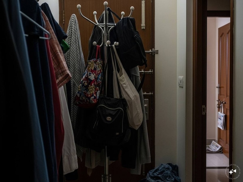 বাস্তু শাস্ত্র অনুযায়ী, বাড়ির প্রতিটি জিনিস নির্দিষ্ট স্থানে রাখা উচিত। যদি বাস্তু দোষ থাকে, তাহলে পরিবারের সদস্যদের মধ্যে বারবার কলহ ও মতানৈক্য দেখা দিতে পারে। এর ফলে আর্থিক ও মানসিক ক্ষতি হয়। এই দোষগুলিকে অবহেলা করলে দীর্ঘমেয়াদে মারাত্মক পরিণতি হতে পারে। এর মধ্যে অন্যতম হল দরজার পিছনে জামাকাপড় ঝোলানোর অভ্যাস। প্রথম দেখায় এটি তেমন ক্ষতিকর মনে না হলেও, বাস্তু শাস্ত্র অনুযায়ী, এটি অত্যন্ত অশুভ।