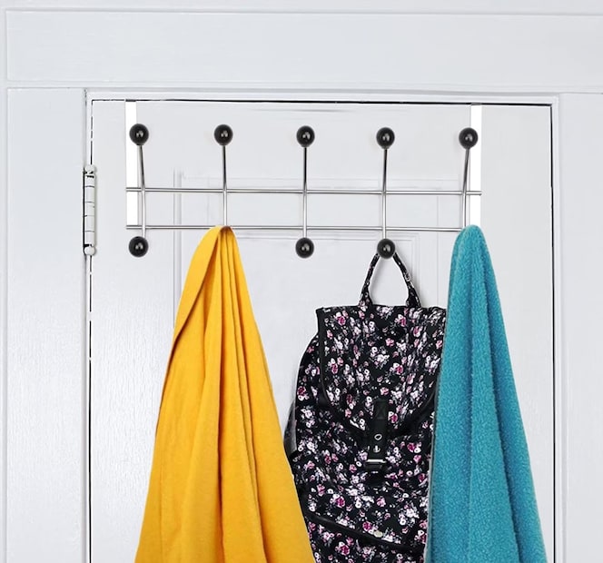 দীর্ঘদিন ধরে দরজার পিছনে জামাকাপড় ঝুলিয়ে রাখলে সেখানে ধুলো ও ময়লা জমতে থাকে। এটি ঘরের বাতাসকে দূষিত করে তোলে এবং পরিবারের সদস্যদের স্বাস্থ্যের উপর নেতিবাচক প্রভাব ফেলে। ফুসফুসের সমস্যা, অ্যালার্জি ও অন্যান্য সংক্রমণের আশঙ্কা বাড়িয়ে তোলে। ফলে চিকিৎসার পেছনে বাড়তি খরচ হতে পারে।