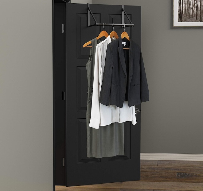 বাস্তু শাস্ত্র অনুযায়ী, দরজার পিছনে কাপড় ঝোলানো বাস্তু দোষ সৃষ্টি করে। এটি পরিবারের সদস্যদের মধ্যে ভুল বোঝাবুঝি ও মতবিরোধের সৃষ্টি করতে পারে। তাই দরজার পিছনে কোনও কিছু না ঝোলানোই শ্রেয়। পরিবর্তে জামাকাপড় ধোয়ার জায়গার কাছে রাখলে দ্রুত পরিষ্কার করার প্রবণতা তৈরি হয়। পরিবারে শান্তি ও ইতিবাচক পরিবেশ বজায় রাখতে হলে দরজার পিছনে কাপড় ঝোলানোর অভ্যাস এখনই বন্ধ করুন!