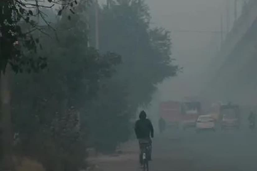 কলকাতায় মূলত পরিষ্কার আকাশের পূর্বাভাস। সকালে হালকা কুয়াশা থাকবে। পরে পরিষ্কার আকাশ। শুষ্ক আবহাওয়া। বৃষ্টির কোনও সম্ভাবনা নেই। সকাল-সন্ধ্যে শীতের আমেজ বাড়ছে। রাত ও দিনের তাপমাত্রা স্বাভাবিকের নিচে থাকবে। 