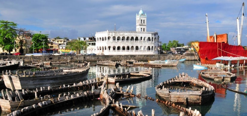 কোমোরোসএই ছোট দ্বীপরাষ্ট্রটি সীমিত অর্থনৈতিক সুযোগ, রাজনৈতিক অস্থিরতা এবং আমদানির উপর ব্যাপক নির্ভরতার সঙ্গে লড়াই করছে। অনেক বাসিন্দা উচ্চ বেকারত্ব, দুর্বল অবকাঠামো এবং স্বাস্থ্যসেবার ঘাটতির সম্মুখীন। ভৌগোলিক বিচ্ছিন্নতার কারণে পণ্যের দামও বেড়ে যায়, যা পরিবারগুলোর উপর চাপ সৃষ্টি করে।