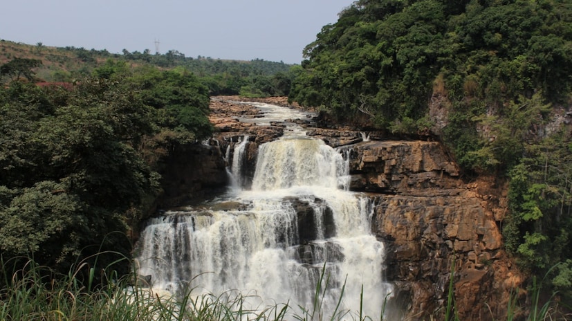 গণতান্ত্রিক প্রজাতন্ত্র কঙ্গো (ডিআর কঙ্গো)ডিআর কঙ্গোর নিম্ন অবস্থানের কারণ হল কয়েক দশকের সংঘাত, রাজনৈতিক অস্থিরতা এবং ব্যাপক দারিদ্র্য। লাখ লাখ মানুষ বাস্তুচ্যুতির শিকার, অনেক অঞ্চলে রাস্তা, বিদ্যুৎ ও বিশুদ্ধ জলসহ মৌলিক অবকাঠামোর অভাব রয়েছে। প্রচুর প্রাকৃতিক সম্পদ থাকা সত্ত্বেও দুর্নীতি এবং দুর্বল শাসনের কারণে অর্থনৈতিক সুবিধা জনগণের কাছে পৌঁছাতে পারে না।