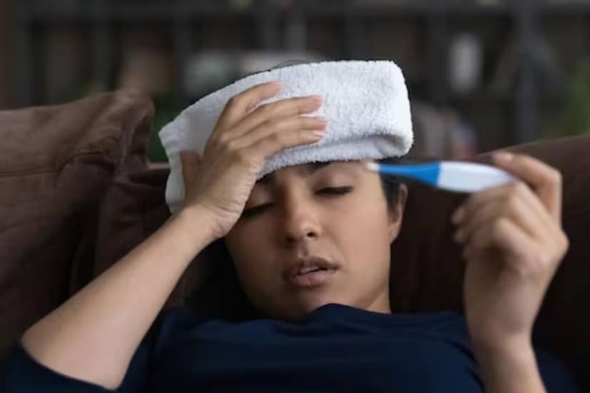 আবহাওয়া পরিবর্তনের এই সময় তাপমাত্রার হেরফেরে অনেকেই কাশি, সর্দি, ভাইরাল জ্বর এবং নাক বন্ধ হওয়ার মতো নানা সংক্রামক রোগে আক্রান্ত হন।