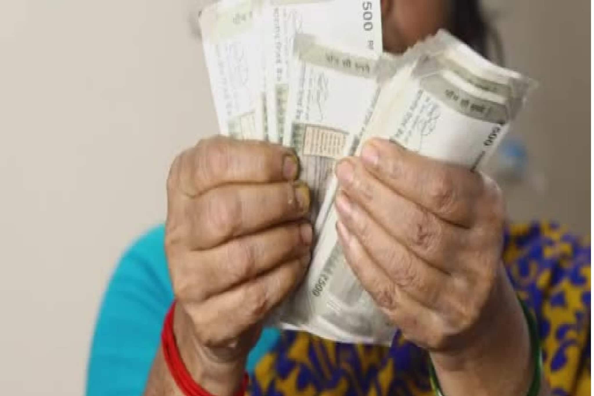 ৩৫ টাকা করলেন খরচ, আর তারপরেই ধামাকা বদলে ‘দিন আনি দিন খাই’ ডলি বেগম এখন কোটিপতি ৩৫ টাকা করলেন খরচ, আর তারপরেই ধামাকা বদলে ‘দিন আনি দিন খাই’ ডলি বেগম এখন কোটিপতি