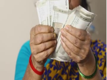 ৩৫ টাকা করলেন খরচ, আর তারপরেই ধামাকা বদলে ‘দিন আনি দিন খাই’ ডলি বেগম এখন কোটিপতি ৩৫ টাকা করলেন খরচ, আর তারপরেই ধামাকা বদলে ‘দিন আনি দিন খাই’ ডলি বেগম এখন কোটিপতি