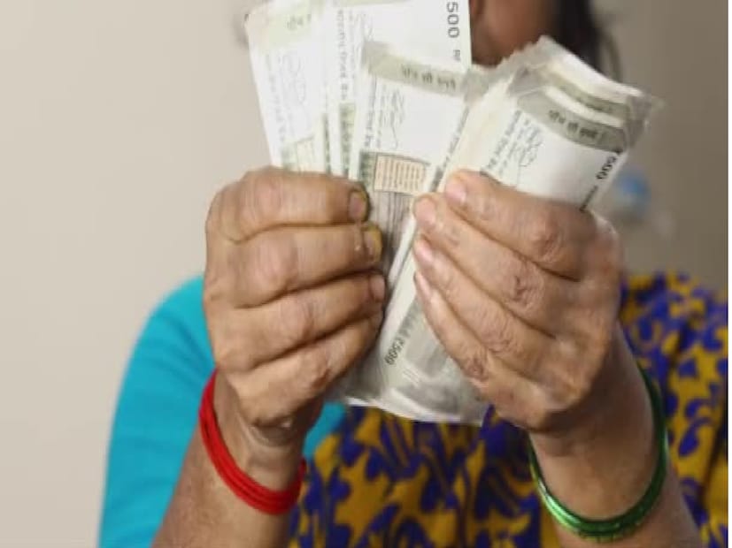 পূর্ব বর্ধমান: মাত্র ৩৫ টাকার একটি লটারির টিকিট যে একটি পরিবারের জীবনে এমন আমূল পরিবর্তন এনে দিতে পারে, তা যেন আবারও প্রমাণ করলেন পূর্ব বর্ধমান জেলার আউসগ্রামের বেলাড়ি গ্রামের বাসিন্দা ডলি বেগম। দৈনন্দিন জীবনযাত্রার টানাপোড়েনের মধ্যেই যাঁদের দিন কেটে যায়, সেই সাধারণ পরিবারের ভাগ্য এক মুহূর্তে ঘুরে গেল ভাগ্যের চাকার এক ঘূর্ণিতে। পূর্ব বর্ধমান: মাত্র ৩৫ টাকার একটি লটারির টিকিট যে একটি পরিবারের জীবনে এমন আমূল পরিবর্তন এনে দিতে পারে, তা যেন আবারও প্রমাণ করলেন পূর্ব বর্ধমান জেলার আউসগ্রামের বেলাড়ি গ্রামের বাসিন্দা ডলি বেগম। দৈনন্দিন জীবনযাত্রার টানাপোড়েনের মধ্যেই যাঁদের দিন কেটে যায়, সেই সাধারণ পরিবারের ভাগ্য এক মুহূর্তে ঘুরে গেল ভাগ্যের চাকার এক ঘূর্ণিতে।