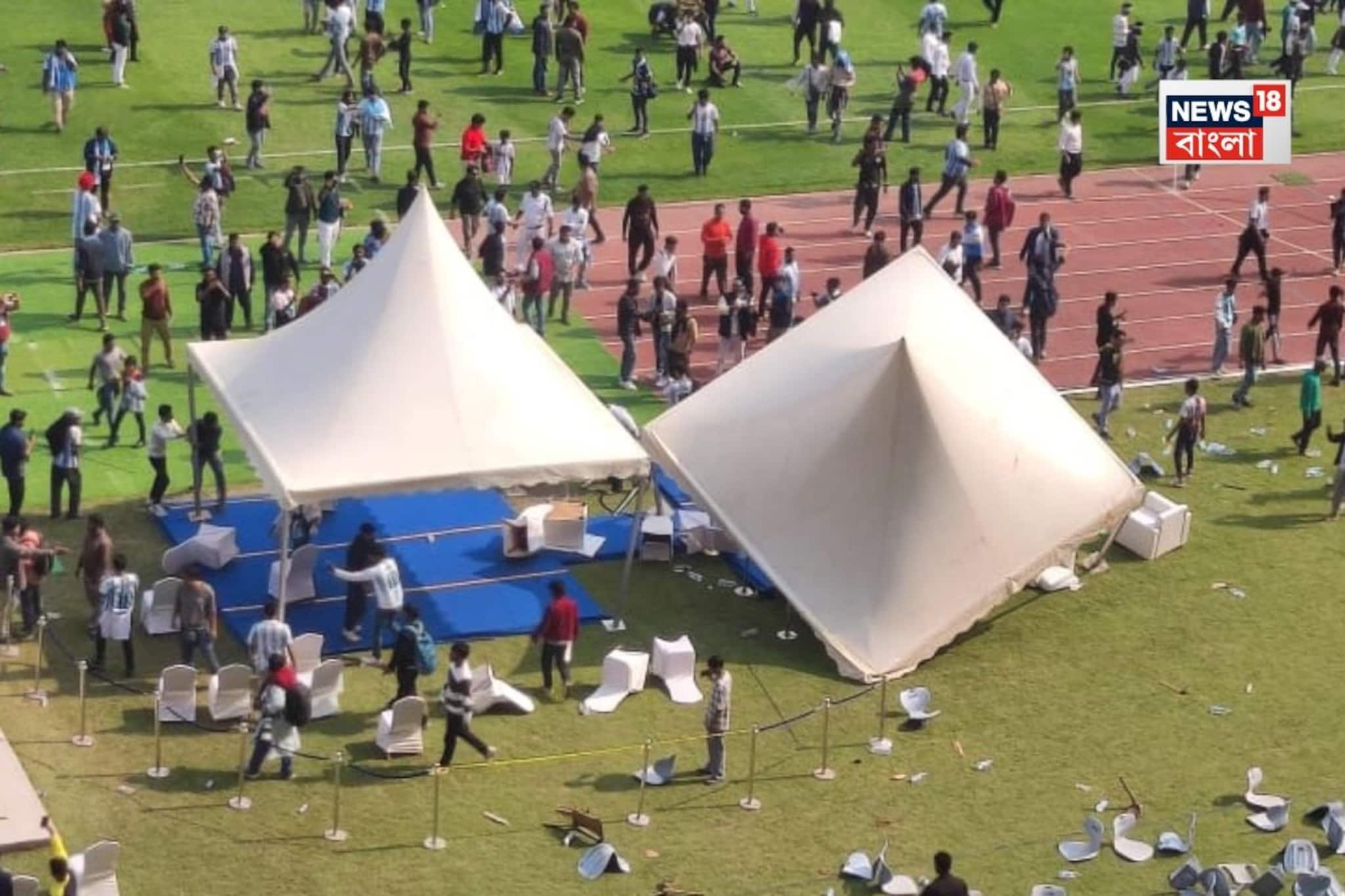 চরম বিশৃঙ্খলা যুবভারতীতে,উড়ে আসছে চেয়ার, মাঠ জনতার দখলে, যুবভারতী ছাড়লেন মেসি, দেখুন