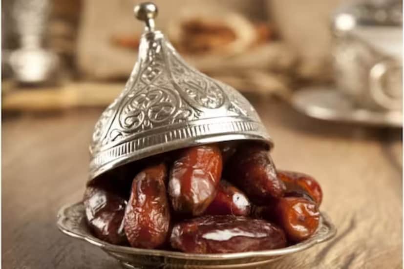 প্রক্রিয়াজাত চিনি বা মিষ্টি একটি সেরা বিকল্প হচ্ছে খেজুর। খেজুরের চাহিদা বেড়ে যাওয়ায় কিছু অসাধু ব্যবসায়ী ভেজাল ও মেয়াদ উত্তীর্ণ খেজুর বিক্রি করেন। তবে বেশ কিছু উপায়ে সতেজ ও তাজা খেজুর চিনতে পারবেন। 