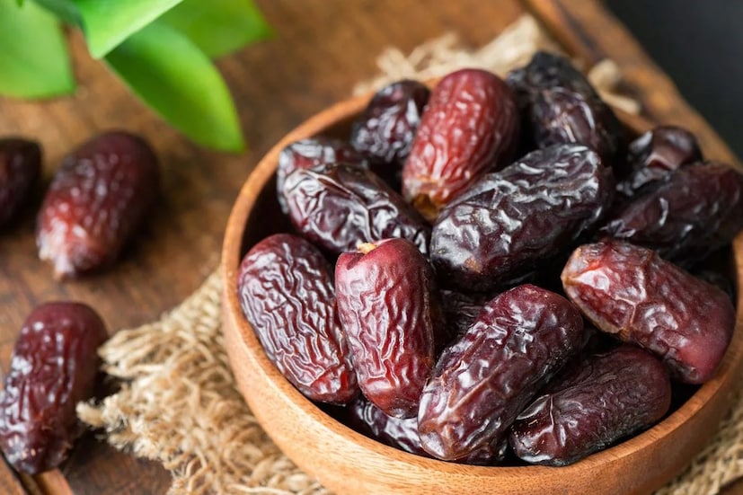 বিক্রেতা হান্নান মন্ডল জানান, খোলা খেজুর না কিনে প্যাকেটজাত খেজুর কেনার চেষ্টা করুন। এগুলোতে মেয়াদ উল্লেখ করা থাকে। একসঙ্গে অনেক খেজুর দলা পাকানো অবস্থায় থাকলে সেগুলো কিনবেন না।