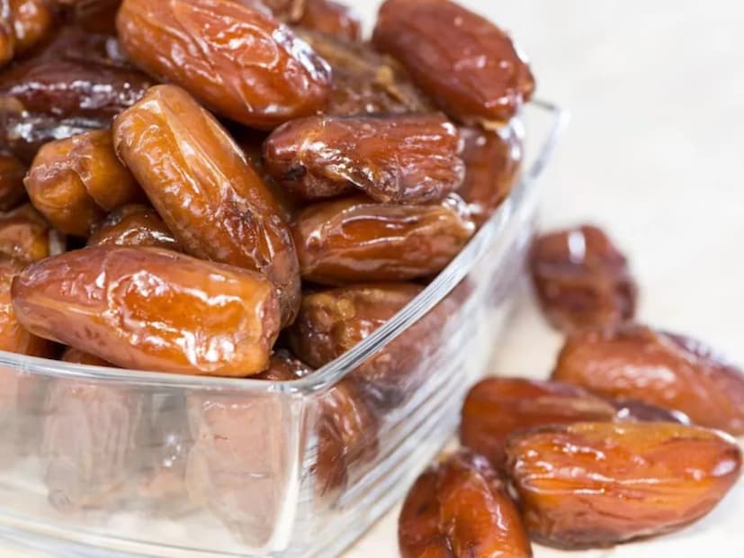খেজুরের প্রাকৃতিক মিষ্টি সহনীয় পর্যায়ে থাকে। খেজুর কেনার আগে খেয়ে দেখুন, অতিরিক্ত মিষ্টি মনে হলে বুঝবেন কৃত্রিম চিনি মেশানো হয়েছে।