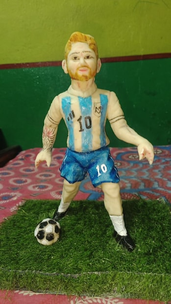 মিষ্টির উচ্চতা হচ্ছে প্রায় আড়াই ফুট৷ মিষ্টিতে নীল রঙ আনতে ব্যবহার করা হয়েছে অপরাজিতা ফুল থেকে পাওয়া ন্যাচারাল কালার৷