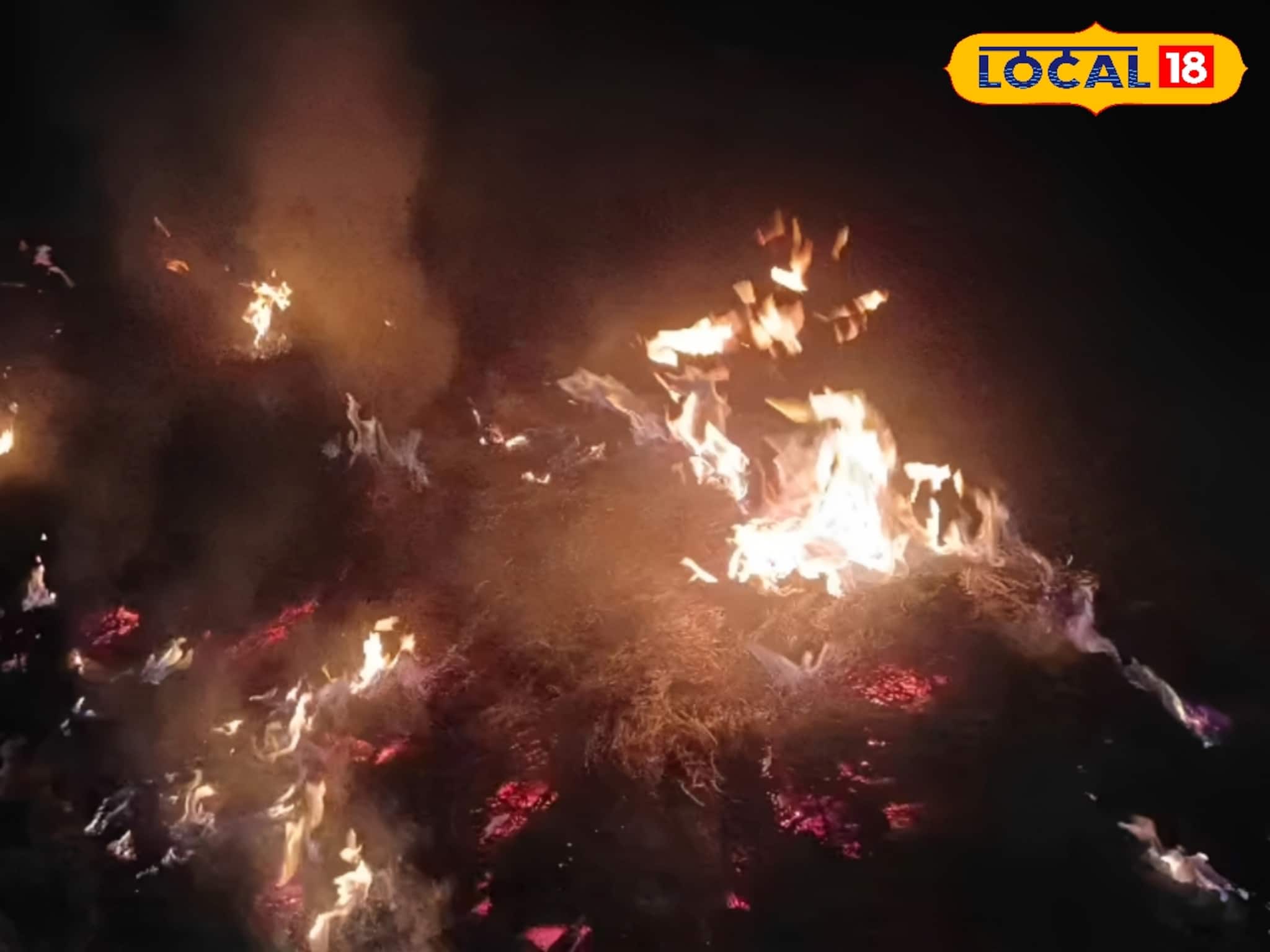 মাঠেই পুড়ে ছাই কয়েক কুইন্টাল ধান, সারা বছরের সম্বল হারিয়ে দিশেহারা চাষি মাঠেই পুড়ে ছাই কয়েক কুইন্টাল ধান, সারা বছরের সম্বল হারিয়ে দিশেহারা চাষি