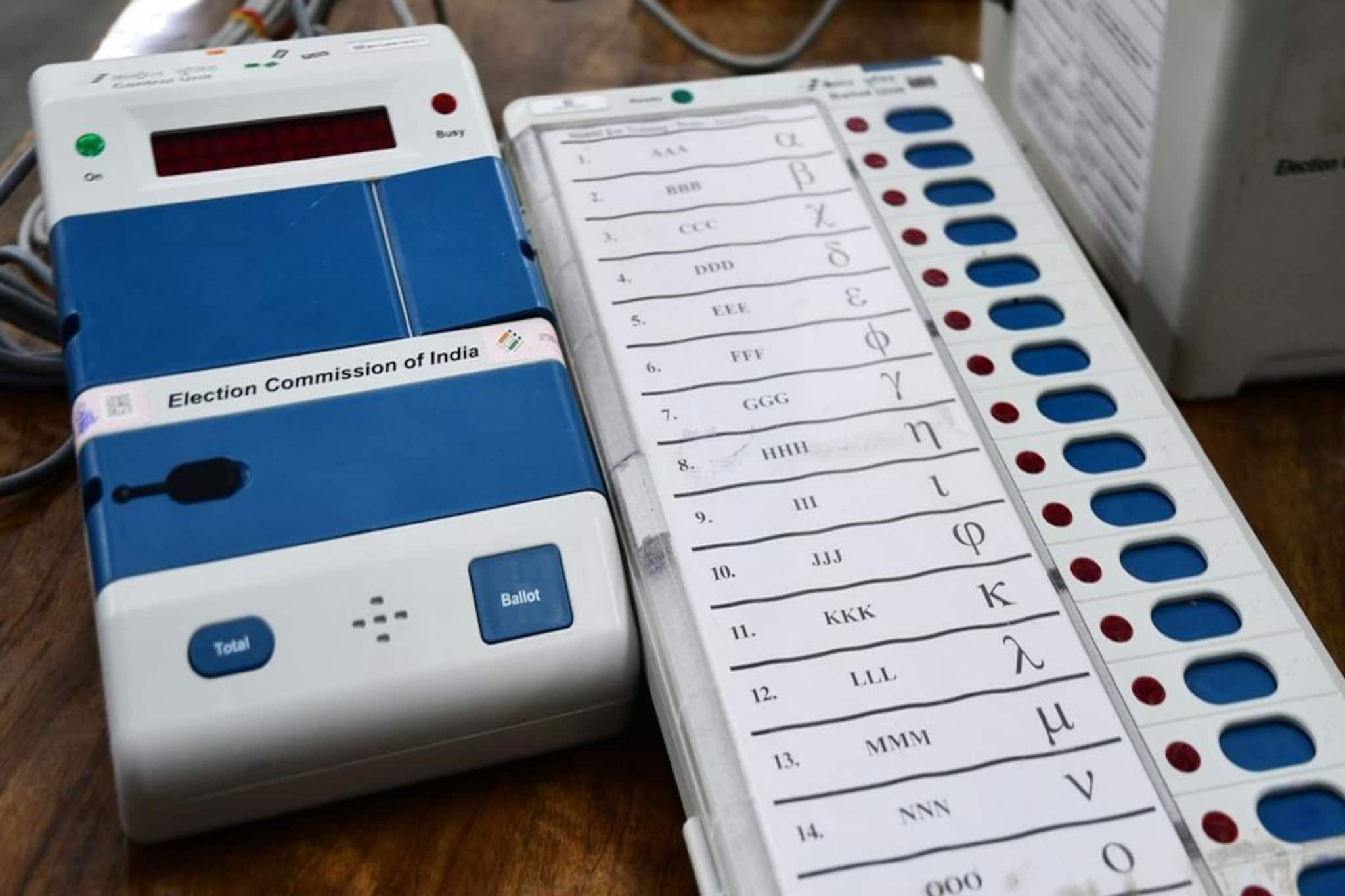 বাংলায় বেজে গেল ভোটের দামামা, শুরু ইভিএম চেকিংয়ের কাজ! বাংলায় বেজে গেল ভোটের দামামা, শুরু ইভিএম চেকিংয়ের কাজ!