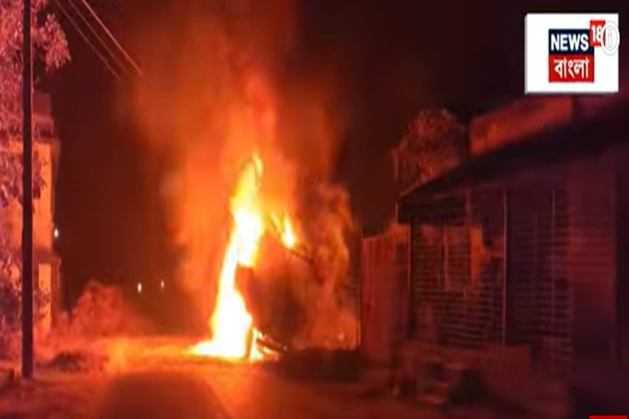 আগুনে ভস্মীভূত গোটা লরি, দমকলের বিরুদ্ধে দেরিতে আসা অভিযোগ