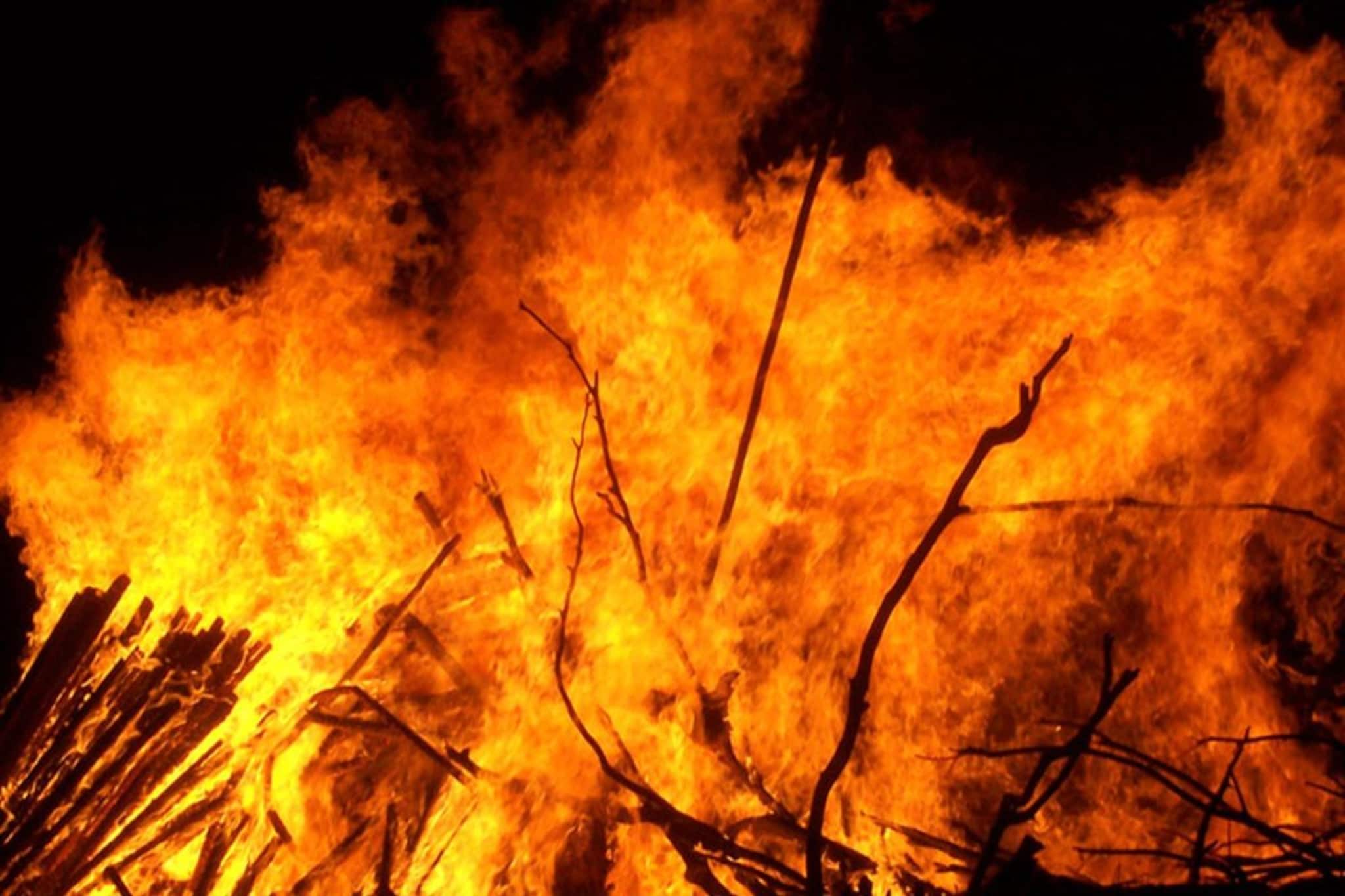 নিউ টাউনে ইকো পার্কের কাছে ঘুনি বস্তিতে ভয়াবহ আগ্নিকাণ্ড! আগুন নেভাতে এলাকায় ১২টি ইঞ্জিন নিউ টাউনে ইকো পার্কের কাছে ঘুনি বস্তিতে ভয়াবহ আগ্নিকাণ্ড! আগুন নেভাতে এলাকায় ১২টি ইঞ্জিন