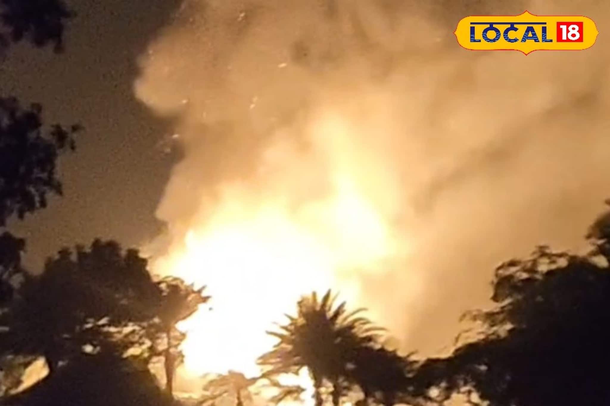 হিঙ্গলগঞ্জে পোল্ট্রি ফার্মে ভয়াবহ অগ্নিকাণ্ড! পুড়ে ছাই অসংখ্য মুরগি, মিলবে ক্ষতিপূরণ হিঙ্গলগঞ্জে পোল্ট্রি ফার্মে ভয়াবহ অগ্নিকাণ্ড! পুড়ে ছাই অসংখ্য মুরগি, মিলবে ক্ষতিপূরণ