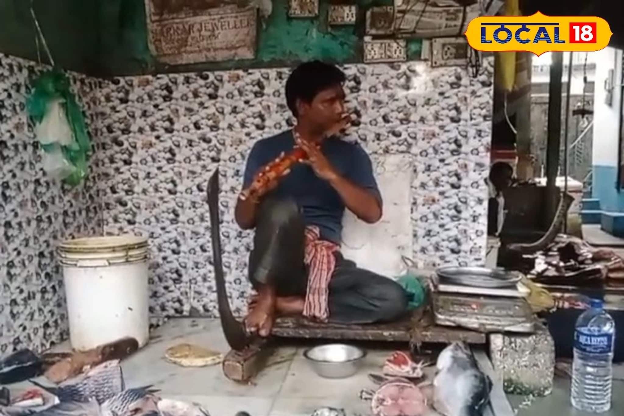 ঝুড়িভরা মাছ, ঠোঁটে বাঁশি! রাঙাপানি বাজারে অন্যরকম ছবি, দেখেই দাঁড়িয়ে পড়েন অনেকেই