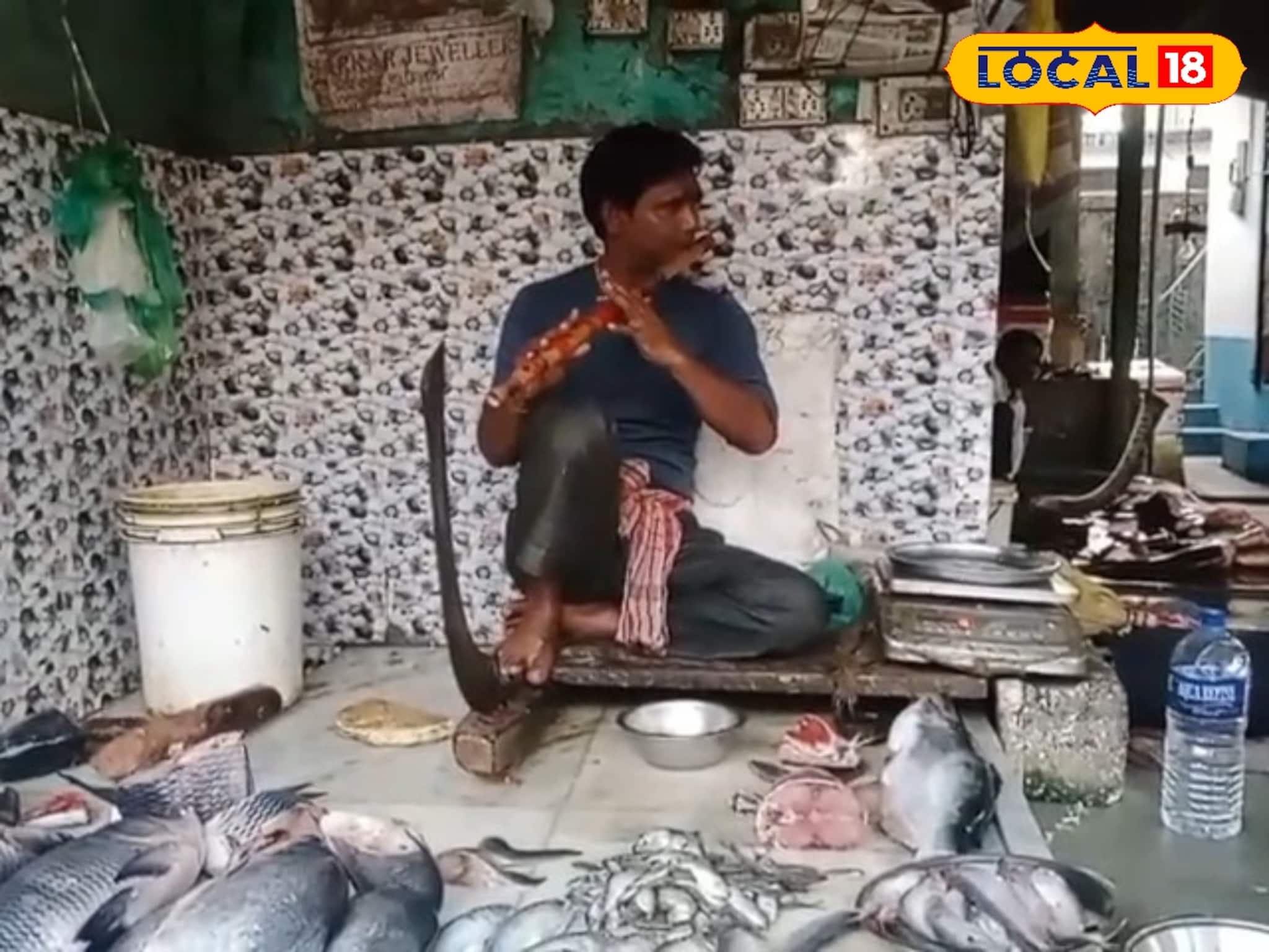 ঝুড়িভরা মাছ, ঠোঁটে বাঁশি! রাঙাপানি বাজারে অন্যরকম ছবি, দেখেই দাঁড়িয়ে পড়েন অনেকেই