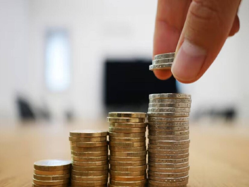 পিএনবি এফডি সুদের হার ২০২৫: পঞ্জাব ন্যাশনাল ব্যাঙ্ক সাধারণ জনগণের জন্য ৩.০০% থেকে ৬.৬০% পর্যন্ত এফডি সুদের হার অফার করে, যেখানে সিনিয়র সিটিজেনরা নির্দিষ্ট মেয়াদে ৬.৯০% পর্যন্ত সুদের হার পান। এক বছরের এফডি নিয়মিত আমানতকারীদের জন্য ৬.২৫% এবং সিনিয়র সিটিজেনদের জন্য ৬.৭৫% সুদ দেয়।