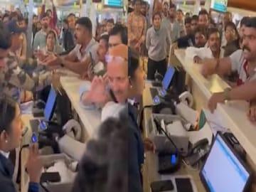 ‘মুখ খোল, জবাব দে’ থেকে ‘…আমার মেয়ের স্যানিটারি প্যাডের ব্যবস্থা কর’ — টানা বাতিলের জেরে ইন্ডিগো যাত্রীদের ক্ষোভ 