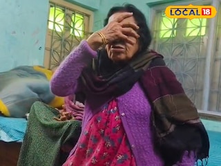 বাড়িতে ডাকাতির পর আতঙ্কিত প্রাক্তন শিক্ষিকা বাড়িতে ডাকাতির পর আতঙ্কিত প্রাক্তন শিক্ষিকা