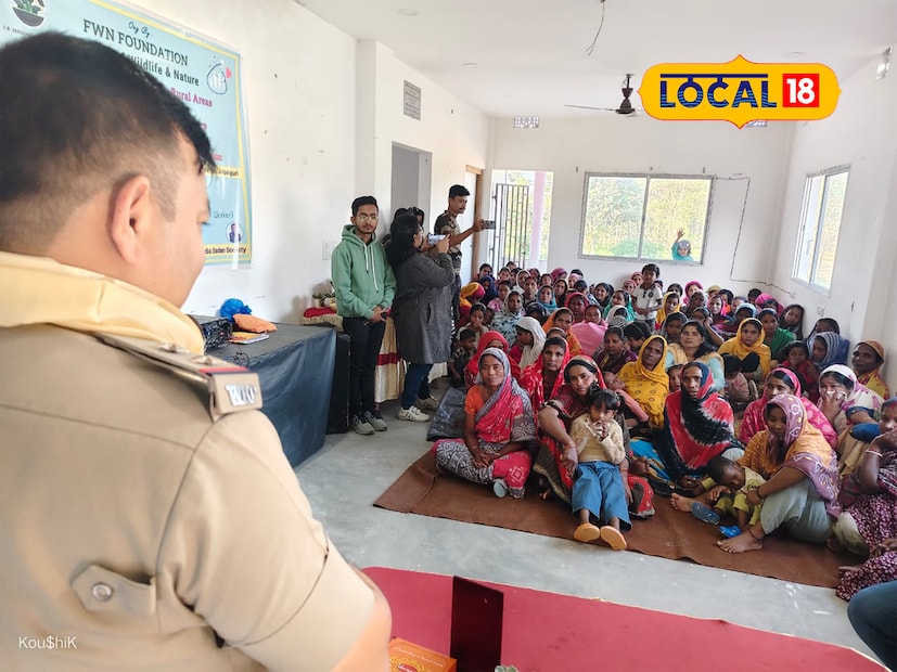 জলপাইগুড়ির রাজাডাঙ্গা গ্রাম পঞ্চায়েতের ধোলাবাড়ি গ্রামে জনসংখ্যা নিয়ন্ত্রণ ও পরিবার পরিকল্পনা নিয়ে একটি গুরুত্বপূর্ণ সামাজিক বার্তা উঠে এল। কয়েকদিন আগেই ক্রান্তি থানার অন্তর্গত রাজাডাঙ্গা এলাকায় ঘটে যাওয়া মর্মান্তিক শিশুহত্যার ঘটনার পর গোটা অঞ্চল জুড়ে যে প্রশ্ন দেখা দিয়েছিল, পরিবার পরিকল্পনার অভাব কি নতুন বিপর্যয় ডেকে আনছে? তারই পরিপ্রেক্ষিতে এবারের সচেতনতা শিবির যেন নতুন দিশা দেখাল সমাজকে। (ছবি ও তথ্য: ঋত্বিক ভট্টাচার্য) জলপাইগুড়ির রাজাডাঙ্গা গ্রাম পঞ্চায়েতের ধোলাবাড়ি গ্রামে জনসংখ্যা নিয়ন্ত্রণ ও পরিবার পরিকল্পনা নিয়ে একটি গুরুত্বপূর্ণ সামাজিক বার্তা উঠে এল। কয়েকদিন আগেই ক্রান্তি থানার অন্তর্গত রাজাডাঙ্গা এলাকায় ঘটে যাওয়া মর্মান্তিক শিশুহত্যার ঘটনার পর গোটা অঞ্চল জুড়ে যে প্রশ্ন দেখা দিয়েছিল, পরিবার পরিকল্পনার অভাব কি নতুন বিপর্যয় ডেকে আনছে? তারই পরিপ্রেক্ষিতে এবারের সচেতনতা শিবির যেন নতুন দিশা দেখাল সমাজকে। (ছবি ও তথ্য: ঋত্বিক ভট্টাচার্য)