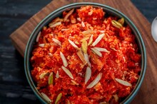 Gajorer Halwa: পুষ্টির সঙ্গে মিষ্টিমুখ! শীতের বিকেলে বানিয়ে ফেলুন স্বাস্থ্যকর গাজরের হালুয়া, জেনে নিন সহজ টোটকা