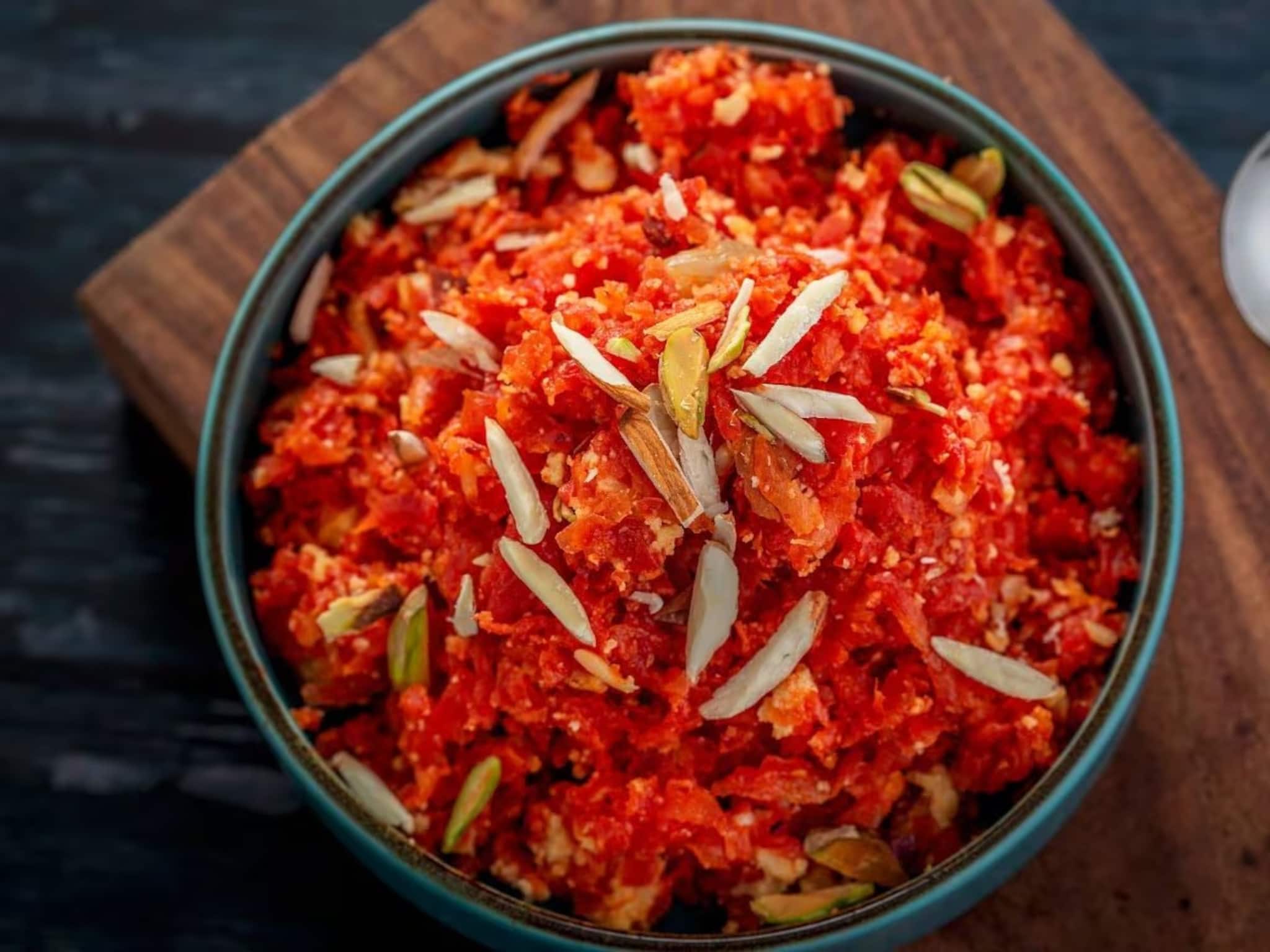 পুষ্টির সঙ্গে মিষ্টিমুখ! শীতের বিকেলে বানিয়ে ফেলুন স্বাস্থ্যকর গাজরের হালুয়া