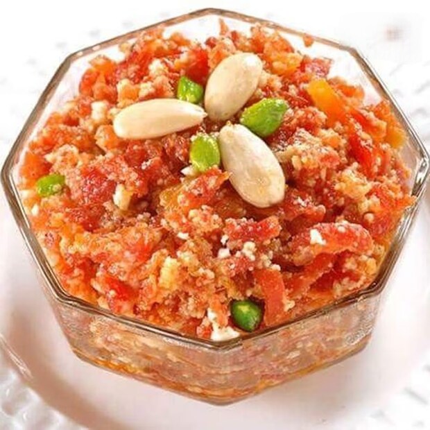 এটি তৈরি করতে একটি প্যানে ১ টেবিল চামচ ঘি আর সাদা তেল গরম করতে হবে, তাতে কুচানো গাজর যোগ করতে হবে এবং কম আঁচে ৫-৭ মিনিট ভাজতে হবে।