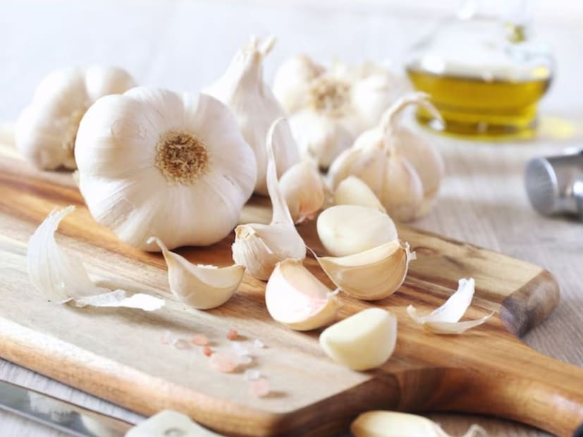 রসুনে পাঁচটি রস পাওয়া যায়। আপনি যখন রসুন রান্না করে খান, এটি পুষ্টিকর, উষ্ণতা এবং সহজপাচ্য। এর রস তিক্ত ও মিষ্টি। এটি খেলে হাড় ভাঙা দ্রুত সেরে যায়। আয়ুর্বেদ অনুসারে রসুন গলার উন্নতি ঘটায়। 