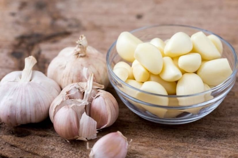 তবে এত গুণ থাকা সত্ত্বেও নিয়মের মধ্যেই সেবন করা উচিত তাহলেই উপকার পাবেন। আপনার যদি ইউরিক অ্যাসিড এবং উচ্চ কোলেস্টেরলের সমস্যা থাকে তবে সেগুলি নিরাময় করা গুরুত্বপূর্ণ, অন্যথায় আপনাকে আরও অনেক রোগের সাথে লড়াই করতে হতে পারে। ইউরিক অ্যাসিড এবং কোলেস্টেরল নিয়ন্ত্রণে রসুন খেতে পারেন। 