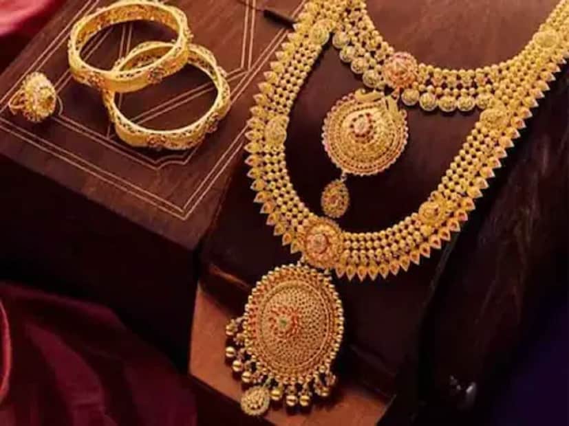 - হায়দরাবাদে ২২ ক্যারাট সোনার (প্রতি ১০ গ্রাম) দাম  ১,১৯,৬০০ টাকা এবং ২৪ ক্যারাট সোনার (প্রতি ১০ গ্রাম) দাম ১,৩০,৪৮০ টাকা।- চেন্নাইতে ২২ ক্যারাট সোনার (প্রতি ১০ গ্রাম) দাম  ১,১৯,৬০০ টাকা এবং ২৪ ক্যারাট সোনার (প্রতি ১০ গ্রাম) দাম ১,৩০,৪৮০ টাকা।
- বেঙ্গালুরুতে ২২ ক্যারাট সোনার (প্রতি ১০ গ্রাম) দাম  ১,১৯,৬০০ টাকা এবং ২৪ ক্যারাট সোনার (প্রতি ১০ গ্রাম) দাম ১,৩০,৪৮০ টাকা।
- কলকাতায় ২২ ক্যারাট সোনার (প্রতি ১০ গ্রাম) দাম  ১,১৯,৬০০ টাকা এবং ২৪ ক্যারাট সোনার (প্রতি ১০ গ্রাম) দাম ১,৩০,৪৮০ টাকা।