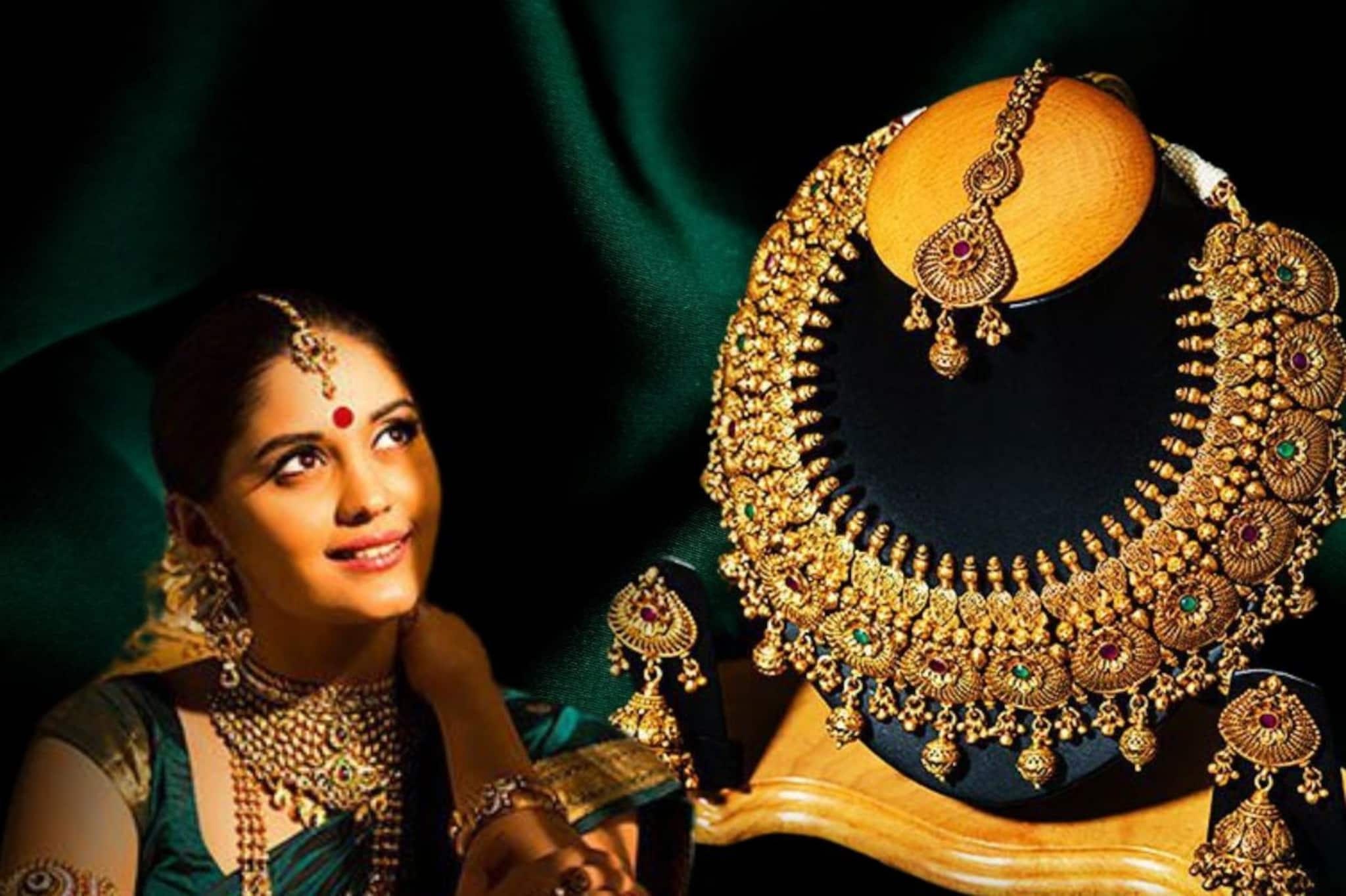 সোনা ১৪০% বাম্পার রিটার্ন দিয়েছে, এর পর দর কতটা বাড়বে? সোনা ১৪০% বাম্পার রিটার্ন দিয়েছে, এর পর দর কতটা বাড়বে?