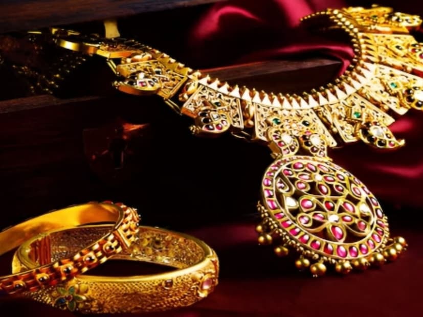 ইটিএফ এবং সোনার বার গয়নার চেয়ে বেশি নির্ভরযোগ্যএছাড়াও, WGC জানিয়েছে যে সোনার ETF-এ বিনিয়োগ দ্রুত বৃদ্ধি পাচ্ছে। ২০২৫ সালে এখন পর্যন্ত ৭৭ বিলিয়ন ডলারের বিনিয়োগ হয়েছে, যার ফলে বিশ্বব্যাপী ETF-এর হোল্ডিং ৭০০ টনেরও বেশি বৃদ্ধি পেয়েছে। ২০২৪ সালের মে থেকে মোট বৃদ্ধি প্রায় ৮৫০ টন, যা পূর্ববর্তী বুল সাইকেলের অর্ধেক, অর্থাৎ আরও বৃদ্ধির জন্য উল্লেখযোগ্য সুযোগ রয়েছে। 