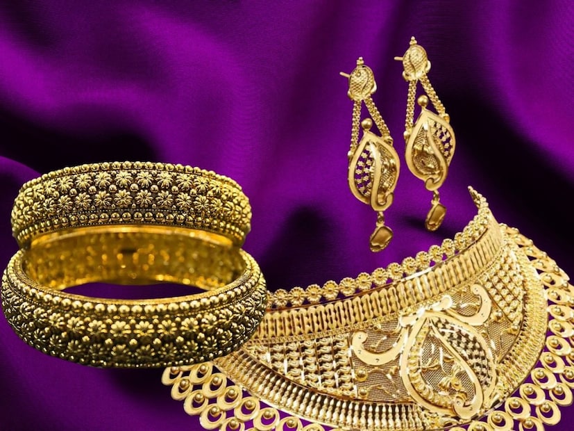 বিশেষজ্ঞদের মতে, মার্কিন সুদের হার, ডলার ইনডেক্স, এবং সরকারি বন্ডের ইল্ড কমা-বাড়ার ফলে সোনার দাম প্রতিদিন ওঠানামা করছে।