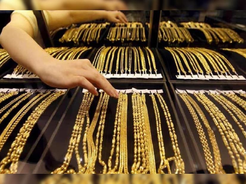 নয়ডার মনোজ শর্মা এমনই প্রশ্ন করেছেন। তিনি জানিয়েছেন, কয়েক দিন আগে তাঁর মা মারা গিয়েছেন। মায়ের ব্যাঙ্ক লকার থেকে কিছু সোনার গয়না পাওয়া গিয়েছে। তাঁর প্রশ্ন হল—যদি তিনি সেই সোনার গয়না বিক্রি করে টাকা নিজের ব্যাঙ্ক অ্যাকাউন্টে জমা করেন, তাহলে কি কোনও অসুবিধা হতে পারে? এই প্রশ্নটি মানিকন্ট্রোল ট্যাক্স বিশেষজ্ঞ এবং সিএ বালবন্ত জৈনকে করেছেন।