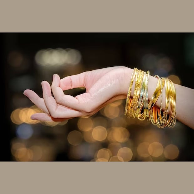 ১ এপ্রিল ২০০১-এর আগে কেনা গয়নার জন্য নিয়ম-জৈন বলেছেন, লং টার্ম ক্যাপিটাল গেইনস (LTCG) হিসেব করা হবে শর্মার মায়ের সোনার গয়নার অ্যাকুইজিশন কস্ট এবং বিক্রয়মূল্যের পার্থক্যের ভিত্তিতে। 
যদি সোনার গয়না ১ এপ্রিল ২০০১-এর আগে কেনা হয়, তাহলে ওই তারিখে তার ফেয়ার মার্কেট ভ্যালু (FMV) কে ক্রয়মূল্য হিসেবে ধরা যেতে পারে। 