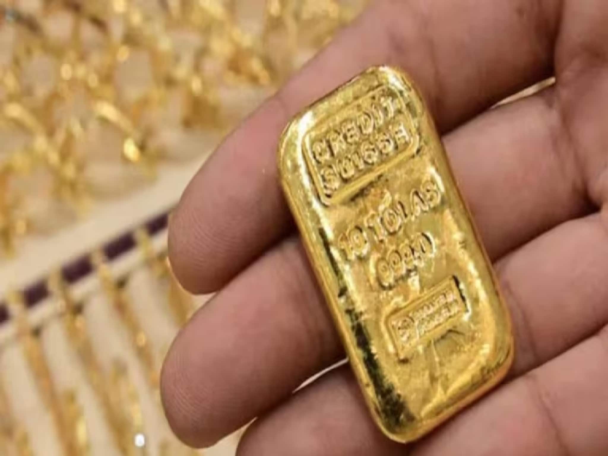 গত বছর দাম বেড়েছিল ৭০%! ২০২৬ সালে কেমন দাম হবে সোনার? জেনে নিন বিশেষজ্ঞদের মত গত বছর দাম বেড়েছিল ৭০%! ২০২৬ সালে কেমন দাম হবে সোনার? জেনে নিন বিশেষজ্ঞদের মত