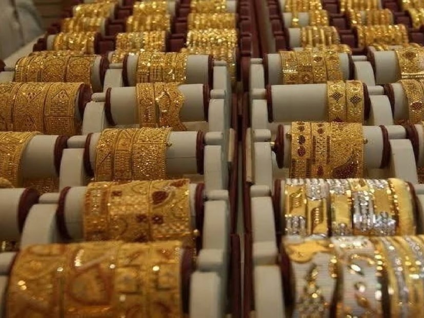 বিনিয়োগকারীদের বাড়তে থাকা সোনার কেনাকাটা
-
বিশ্বজুড়ে বাড়তে থাকা ভূ-রাজনৈতিক উত্তেজনা, যুদ্ধপরিস্থিতি এবং অর্থনৈতিক অনিশ্চয়তা সোনাকে সবচেয়ে নির্ভরযোগ্য নিরাপদ বিনিয়োগ-সম্পদে পরিণত করেছে। ২০২৫ সালে সোনা ৫০ বার নতুন অল-টাইম হাই তৈরি করেছে এবং ৪,৩৮০ ডলার পর্যন্ত পৌঁছেছে। রিপোর্টে বলা হয়েছে, এত দ্রুত র&#x200d;্যালির পরেও দীর্ঘমেয়াদি ধারা এখনও শক্তিশালী রয়েছে।