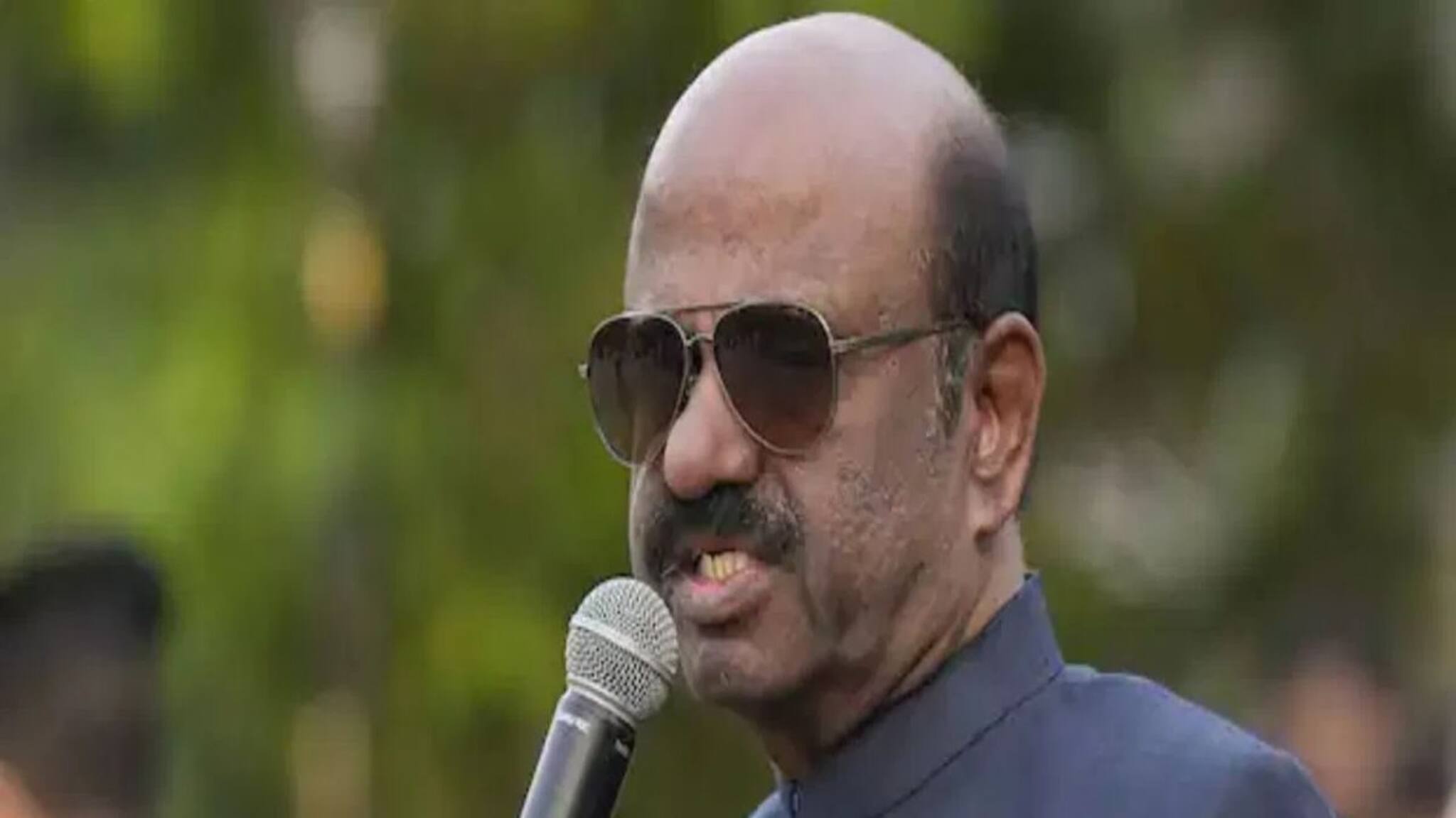 C V Anand Bose: ‘আমার কোনও ভয় নেই’! হুমকি মেলের তোয়াক্কা না করেই কলকাতার রাস্তায় চকোলেট বিলি রাজ্যপালের