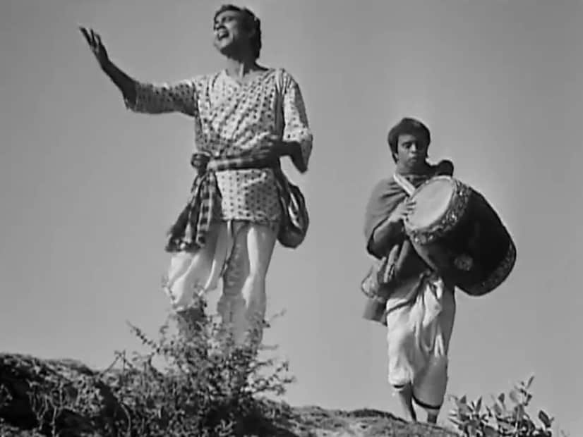 এইভাবেই জয়চণ্ডী পাহাড় আজও বহন করে চলেছে স্মৃতি, সংস্কৃতি আর শিল্পের এক অপরূপ মেলবন্ধন। সত্যজিৎ রায়ের কালজয়ী ছবি ‘হীরক রাজার দেশে’র স্মৃতি আজও যেন এই পাহাড়ের প্রতিটি কোণায় দীপ্ত হয়ে রয়েছে।