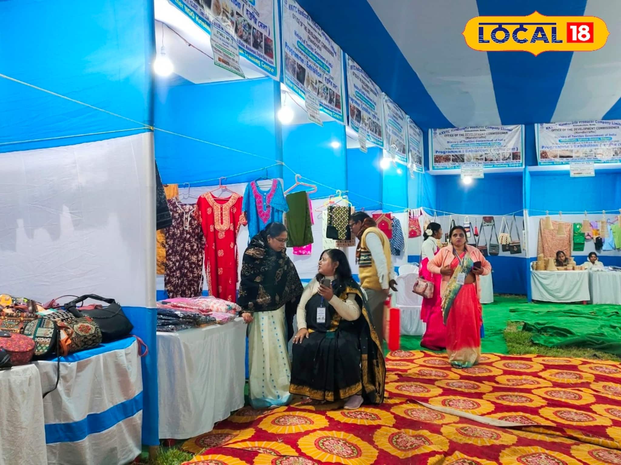 এক ছাদের তলায় কত কিছু! মালদহে অভিনব মেলার আয়োজন, ঢুঁ মারলেই মন গলে যাচ্ছে মহিলাদের এক ছাদের তলায় কত কিছু! মালদহে অভিনব মেলার আয়োজন, ঢুঁ মারলেই মন গলে যাচ্ছে মহিলাদের