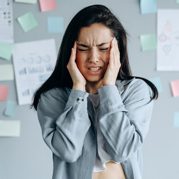 সর্দিতে মাথা যন্ত্রণা হওয়া আর মাঝে মাঝেই মাথা ব্যথায় কাবু হয়ে পড়া এক জিনিস নয়। মাথা যন্ত্রণার সঙ্গে ঝাপসা দেখা বা চোখ থেকে জল পড়ার মানে দৃষ্টিশক্তির সমস্যাও হতে পারে। আবার এর সঙ্গে অজ্ঞান হয়ে যাওয়া বা চোখে অন্ধকার দেখার অর্থ কিন্তু মস্তিষ্কের স্নায়ুগত কোনও সমস্যাও হতে পারে।