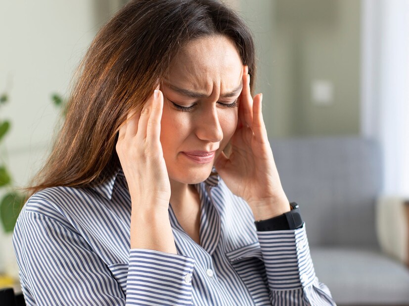 এয়ারপ্লেন হেডেক: আকাশপথে ভ্রমণের সময় প্রেশার বা চাপের পরিবর্তনের কারণে এই ধরনের মাথা ব্যথা হয়ে থাকে। মনে হয়, মাথার এক পাশে কিছু বিঁধে আছে বা খোঁচা মারছে। গবেষণায় দেখা গিয়েছে, বিমানযাত্রার সময় প্রতি ১২ জনে ১ জন যাত্রী এয়ারপ্লেন হেডেকে ভোগেন। এই ধরনের ব্যথা কমাতে বেশি করে জলপান এবং মানসিক চাপকে নিয়ন্ত্রণে রাখার পরামর্শ দেন চিকিৎসকরা। তবে পেনকিলারও নেওয়া যায়।