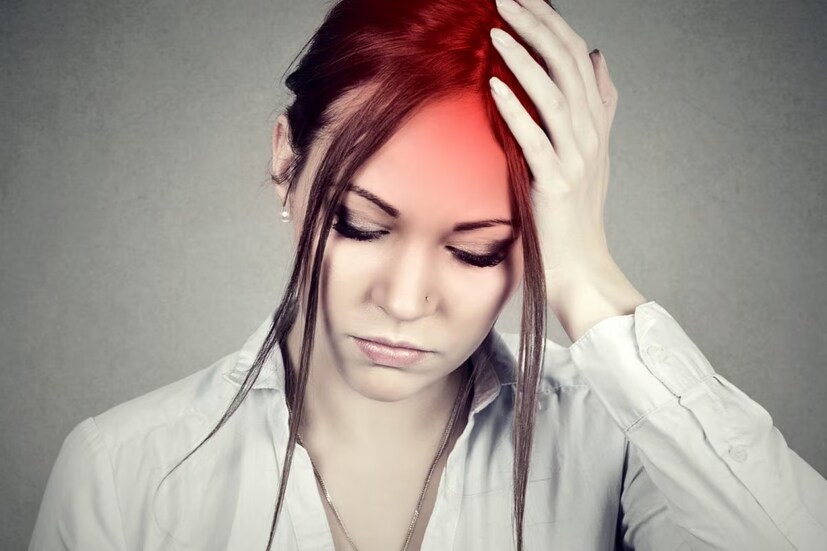 অ্যালার্জি হেডেক: সাইনাসের রোগীরাই অ্যালার্জি হেডেকে বেশি আক্রান্ত হন। নাক বন্ধ হয়ে আসে। কপালের মাঝখানটায় ব্যথা হতে থাকে। চোখের নীচের দিকেও ব্যথা অনুভূত হয়। তবে সিজন চেঞ্জের সময়ে সাধারণ মানুষেরও অ্যালার্জি হেডেক হতে পারে।