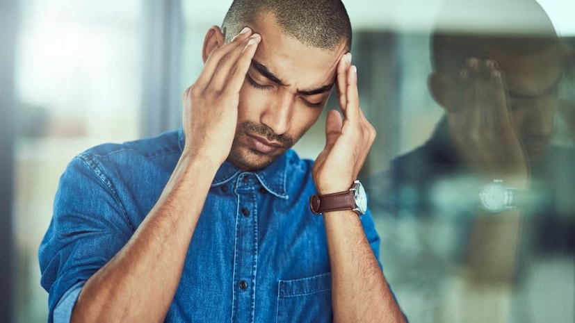 সেকেন্ডারি – যা মারাত্মক হয়ে থাকে। এই পর্যায়ে রয়েছে মস্তিষ্কে টিউমার, মস্তিষ্কে রক্তক্ষরণ, হাই ব্লাড প্রেশারের সমস্যা, সংক্রমণ, ট্রমা ইত্যাদি। এ সব ক্ষেত্রে চিকিৎসকের পরামর্শ মতো ওষুধ খাওয়া জরুরি। এ বার দেখে নেওয়া যাক যে, কত ধরনের মাথা ব্যথায় সব থেকে বেশি মানুষ আক্রান্ত হন, তার ধরন এবং প্রকারভেদ।