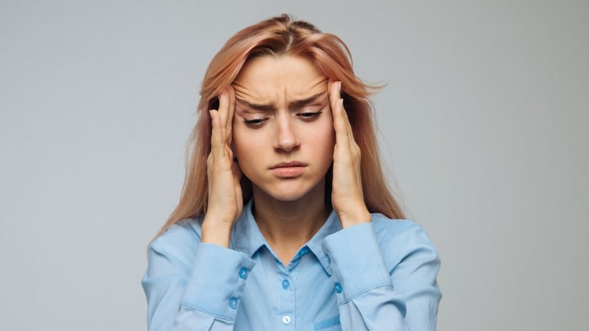 মাইগ্রেনের মাথা ব্যথা:  এই ব্যথা মুখের উপরের দিকে থেকে ক্রমশ নীচের দিকে ছড়িয়ে পড়ে। কপালের এক দিকে যন্ত্রণা শুরু হয়। হঠাৎ করে কমে গিয়ে আবার ফিরে আসে। বমি-বমি ভাব থাকে। এমনকী, চোখ ঝাপসাও হয়ে যায়। এই রকম টানা চলতে থাকলে সেটা অবশ্যই মাইগ্রেনের কারণে মাথা ব্যথার লক্ষণ। এ ধরনের মাথা ব্যথা জীবন দুর্বিষহ করে তোলে। তাই যত তাড়াতাড়ি সম্ভব চিকিৎসকের শরণাপন্ন হওয়া উচিত।